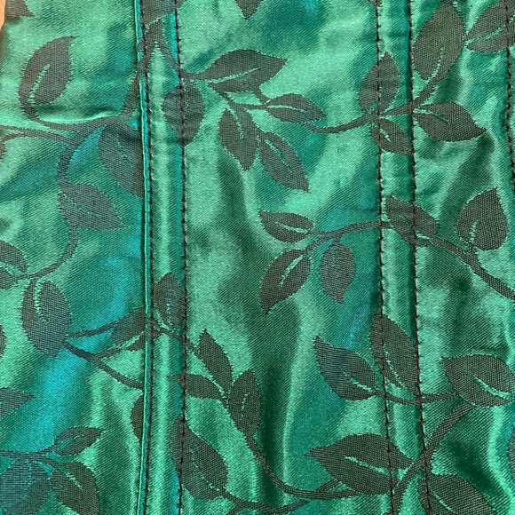 Emerald satin lace up corset with ivy pattern - Picture 6 of 10